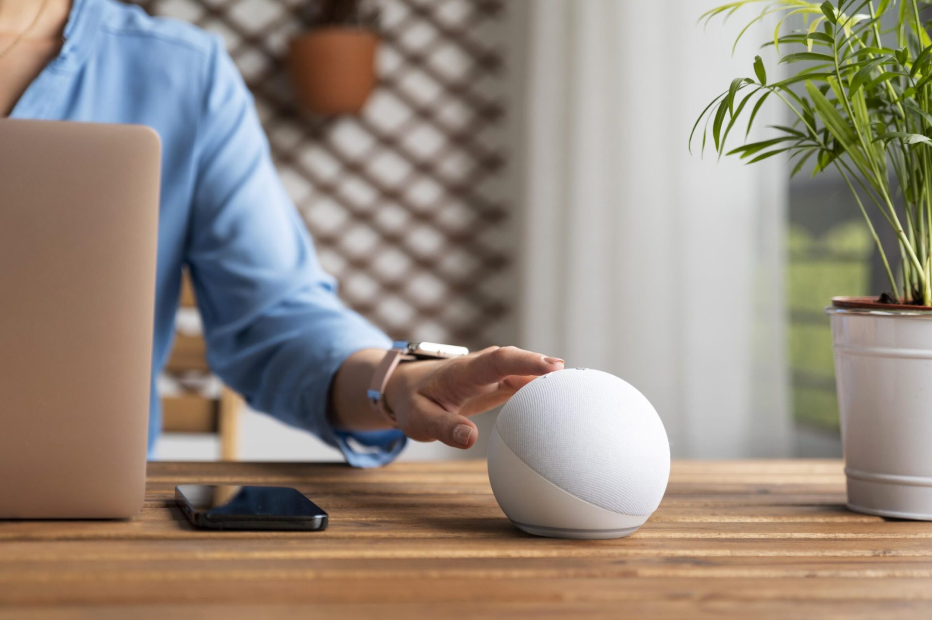 gros plan assistant virtuel touchant main scaled