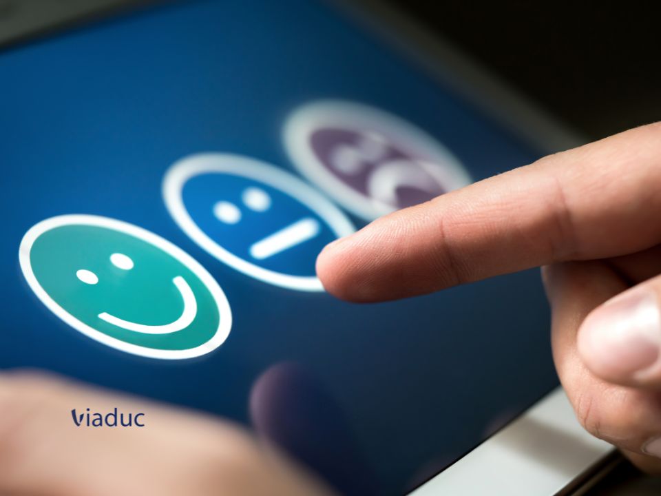 Chatbot IA ou Service Client Humain Pourquoi la Relation Humaine Reste t elle Indispensable en 2025